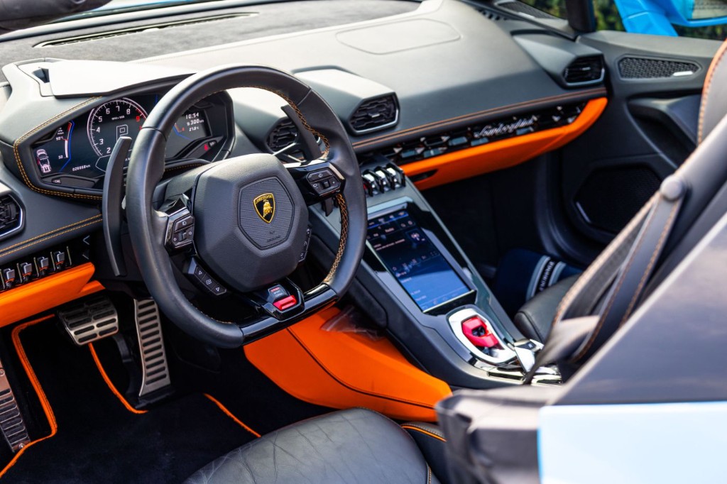Lamborghini Huracan EVO Spyder seat detail