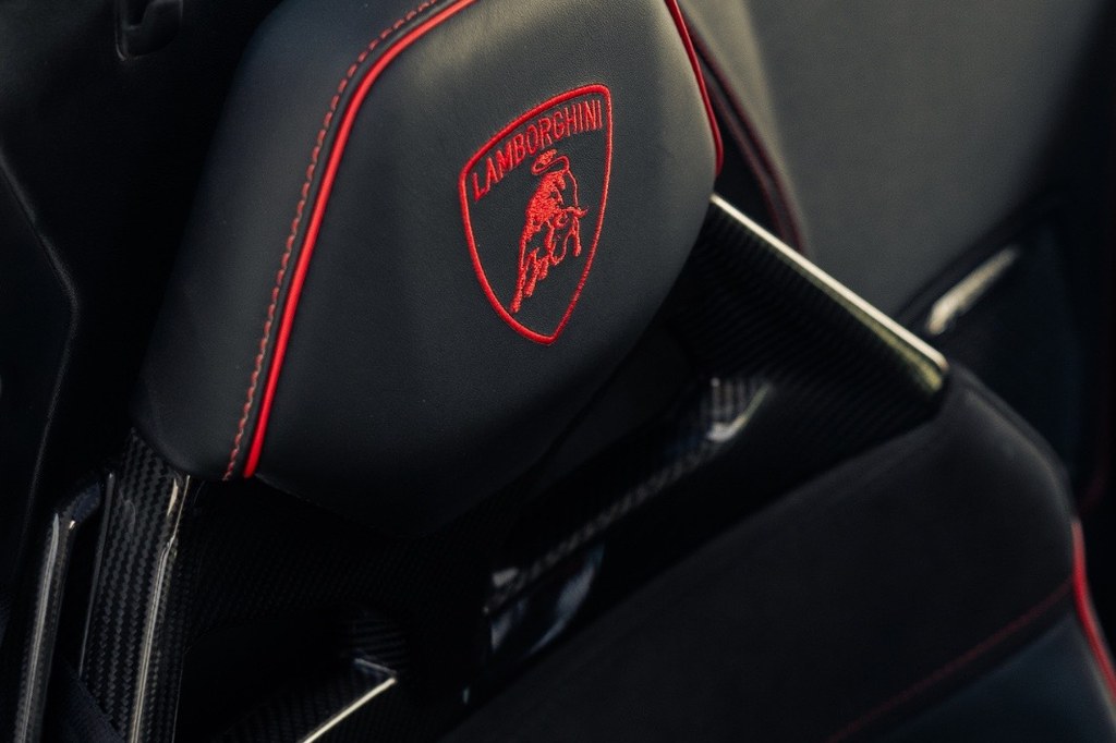 Lamborghini Huracan EVO Spyder seat embroidery detail