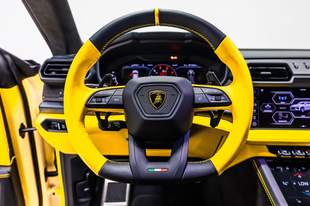 Lamborghini Urus SE cockpit and front cabin view