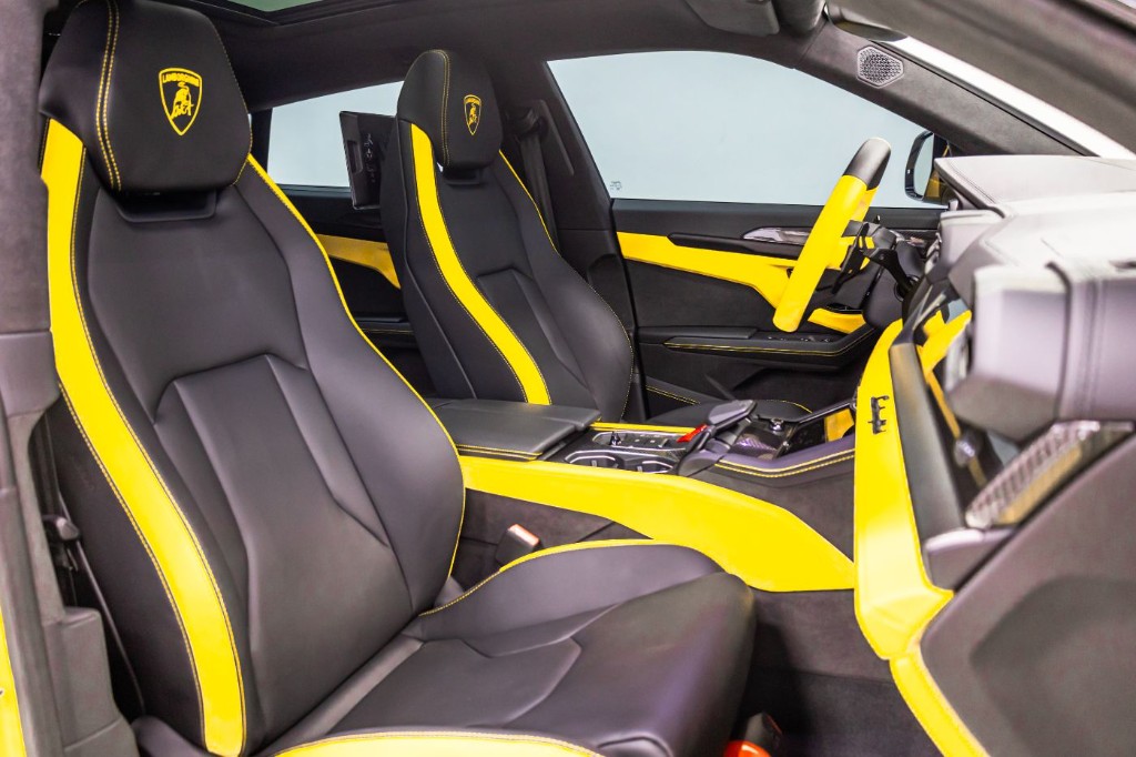 Lamborghini Urus SE front seat view